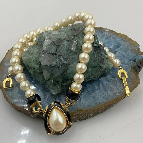 Vtg. Richelieu 16” Elegant White Pearl Necklace With Black & Gold Accent - Picture 4 of 8